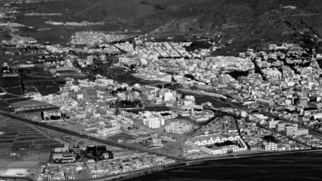 Imagen aérea de Santa Cruz de Tenerife en la década de los 60./ RRSS