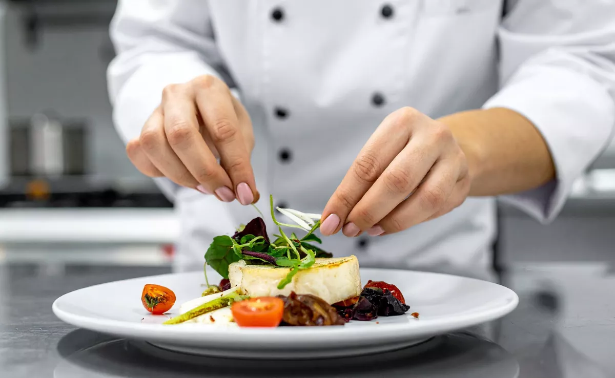 Imagen de una persona cocinando / CANVA
