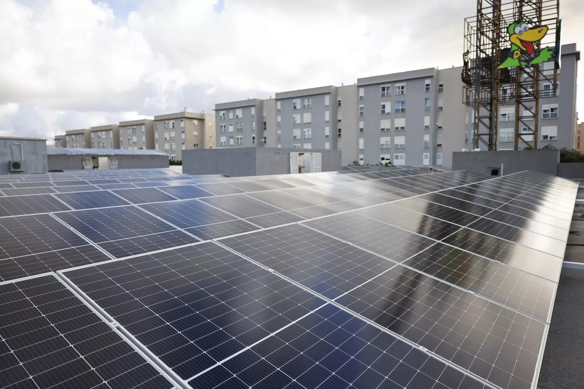 HiperDino invierte medio millón de euros en la instalación de 4 nuevas plantas fotovoltaicas en sus tiendas. AH