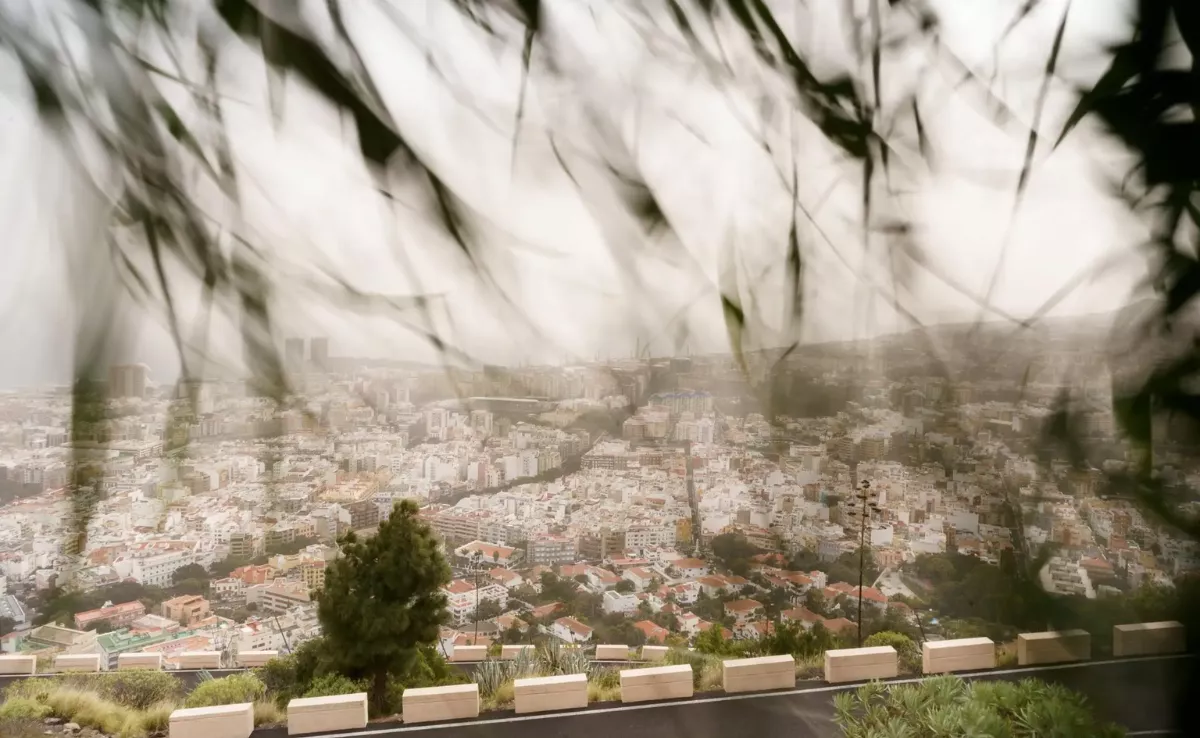 Imagen de Santa Cruz de Tenerife afectada por calima / EFE