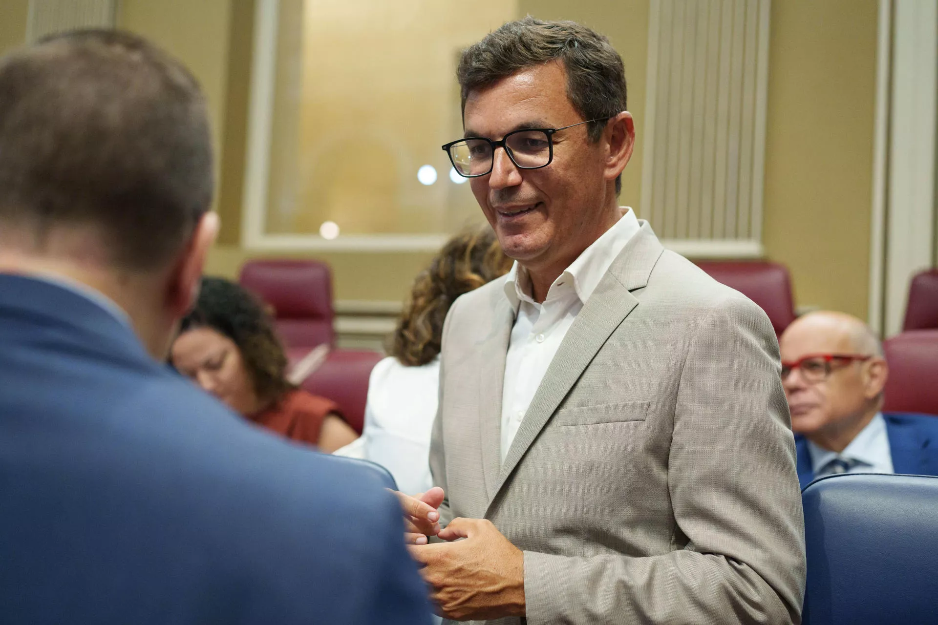 El consejero de Obras Públicas, Vivienda y Movilidad del Gobierno de Canarias, Pablo Rodríguez, durante el pleno del Parlamento de Canarias celebrado este miércoles. EFE/Ramón de la Rocha