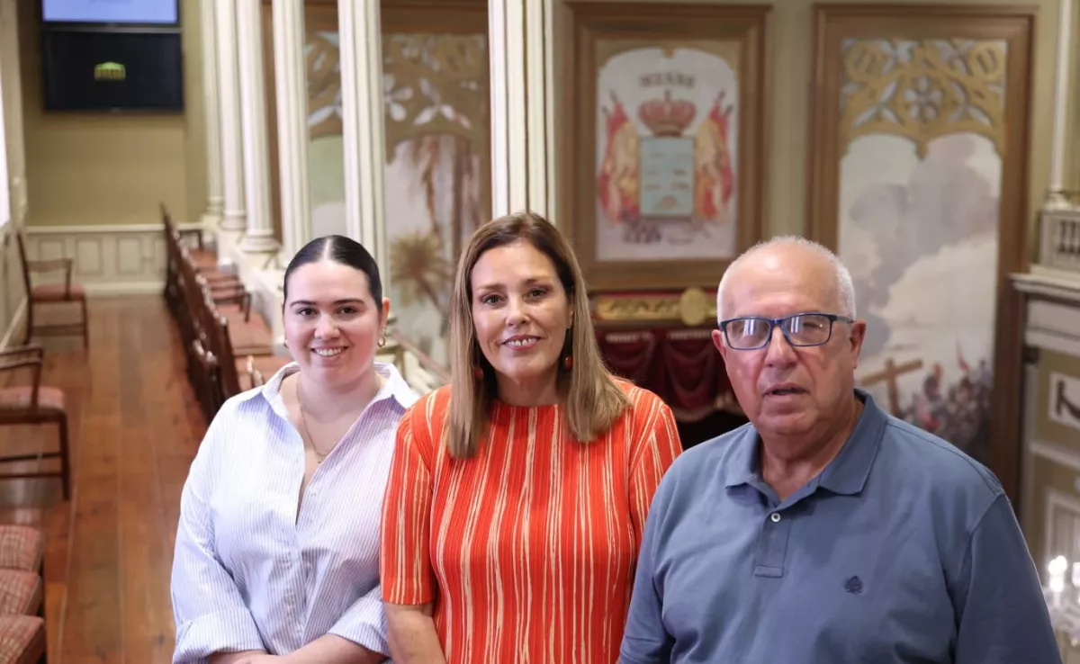 Astrid Pérez junto a Julio del Rosario Fuentes y la restauradora Agustina Torino / PARLAMENTO DE CANARIAS
