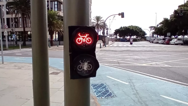 Semáforo regulador de circulación en carril bici frente al edificio de Hacienda |AH Semáforo regulador de circulación en carril bici frente al edificio de Hacienda |AH