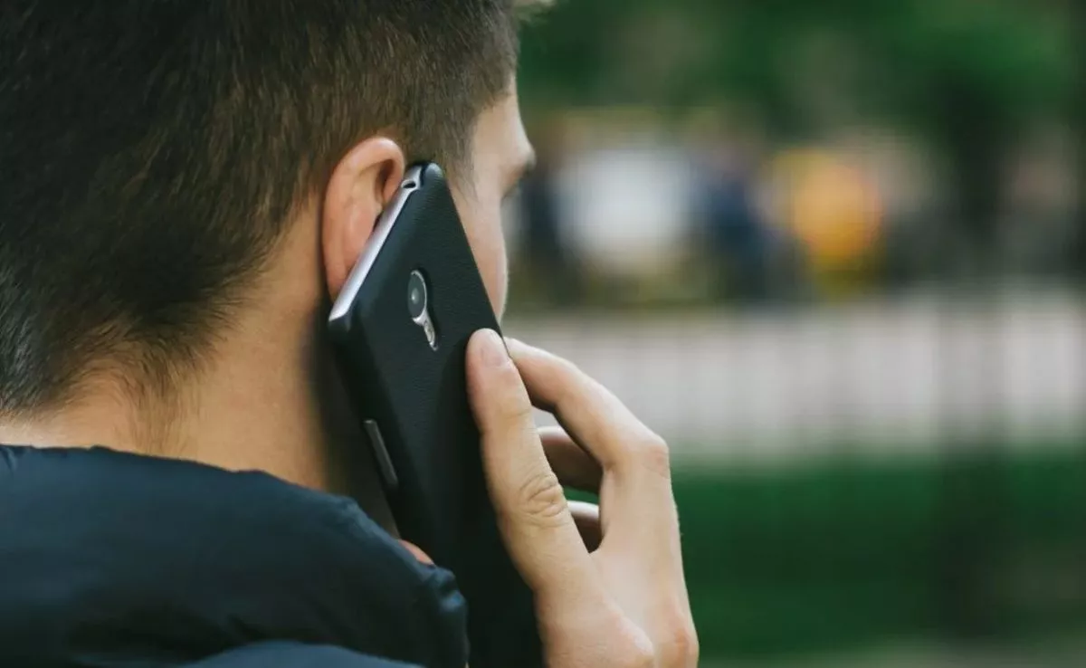 Imagen de un joven hablando por teléfono |REDES