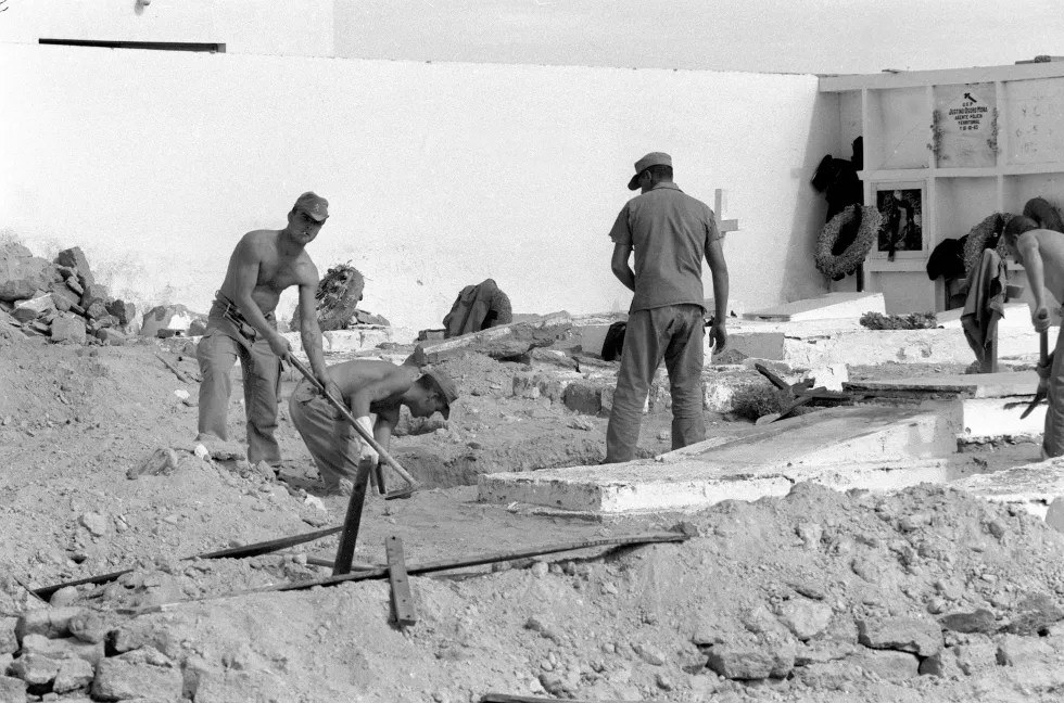 Legionarios españoles en trabajando en el cementerio de El Aaiún./ EFE