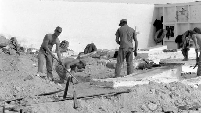 Legionarios españoles en trabajando en el cementerio de El Aaiún./ EFE Legionarios españoles en trabajando en el cementerio de El Aaiún./ EFE