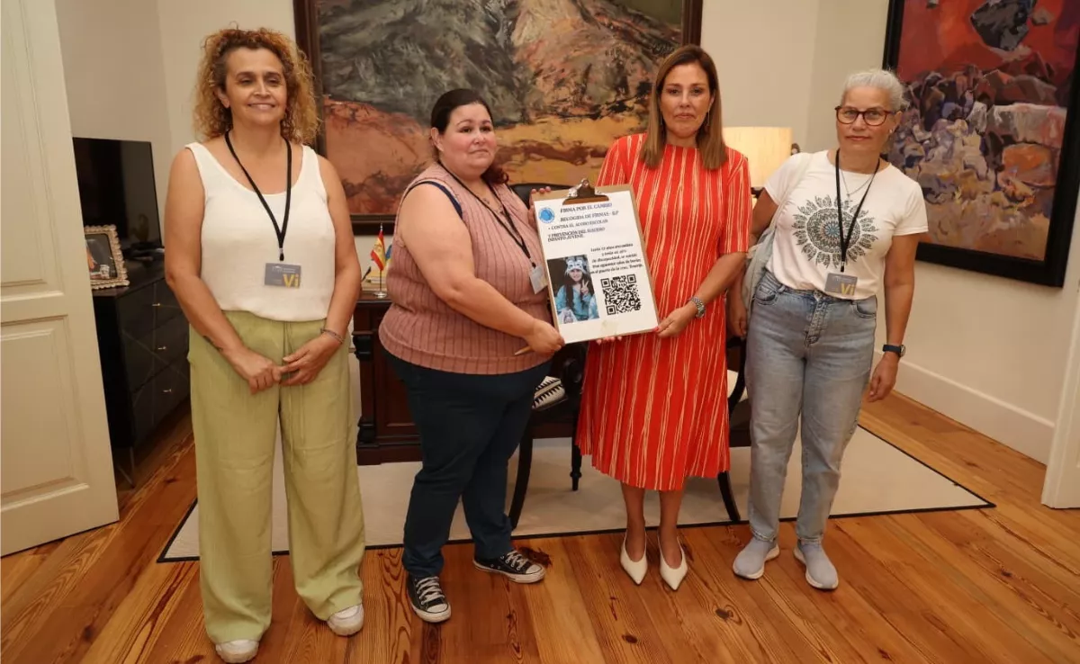 Astrid Pérez junto a representantes de la plataforma Rompe el Silencio Canarias / PARLAMENTO DE CANARIAS