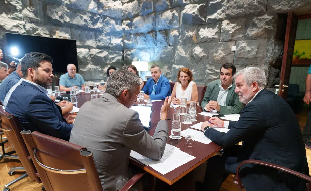 El Gobierno de Canarias y la Coordinadora de Organizaciones de Agricultores y Ganaderos (COAG) reunidos / RAMÓN DE LA ROCHA - EFE