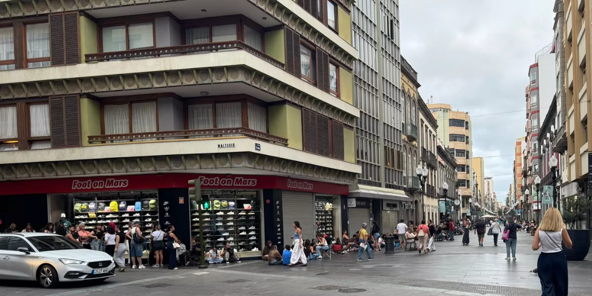 Imagen de la cola a las puertas del Sephora de Triana / M. Alonso - AH 