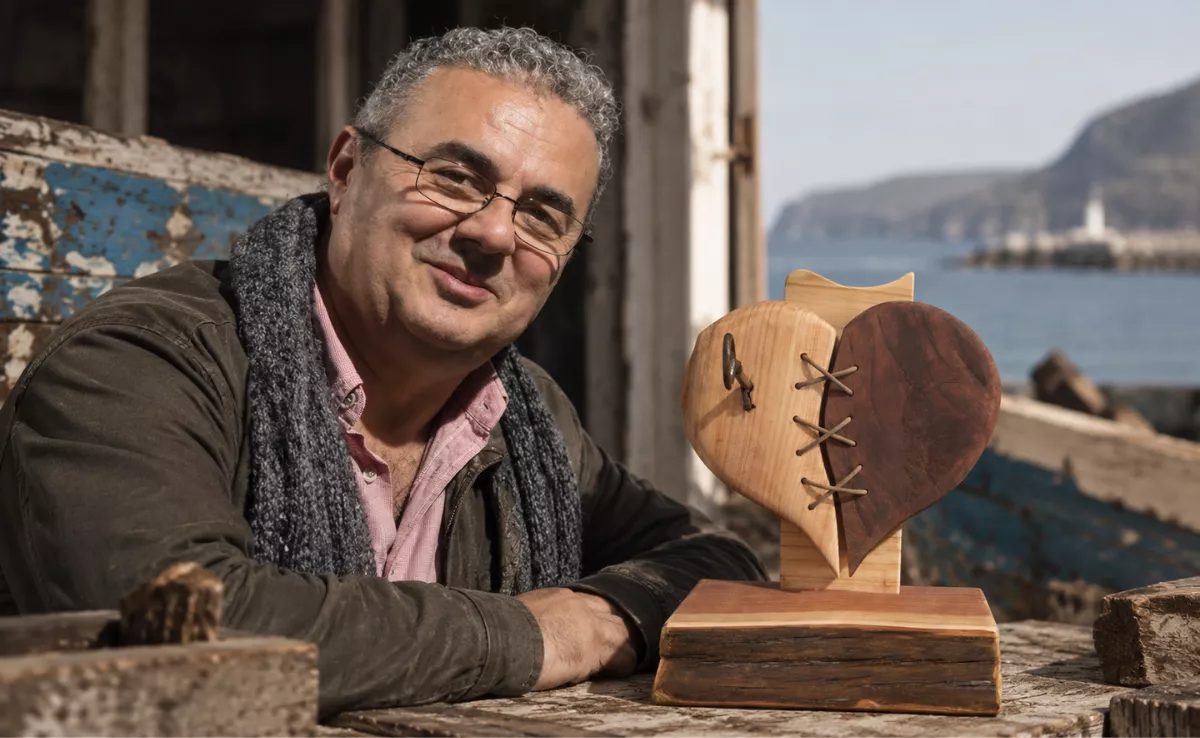 Imagen de José Sacramento y su obra 'Corazón compartido' / ATLÁNTICO HOY
