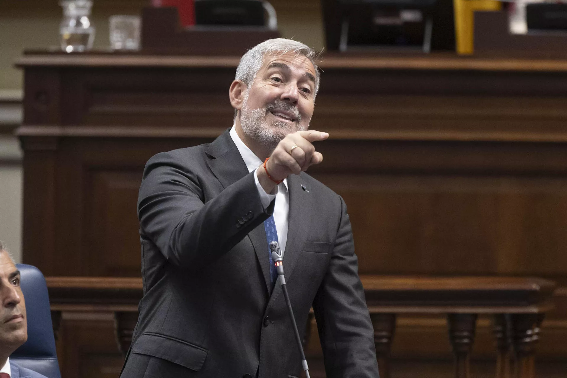 El presidente de Canarias, Fernando Clavijo, durante su intervención en el pleno del Parlamento de Canarias de este jueves. EFE/Miguel Barreto
