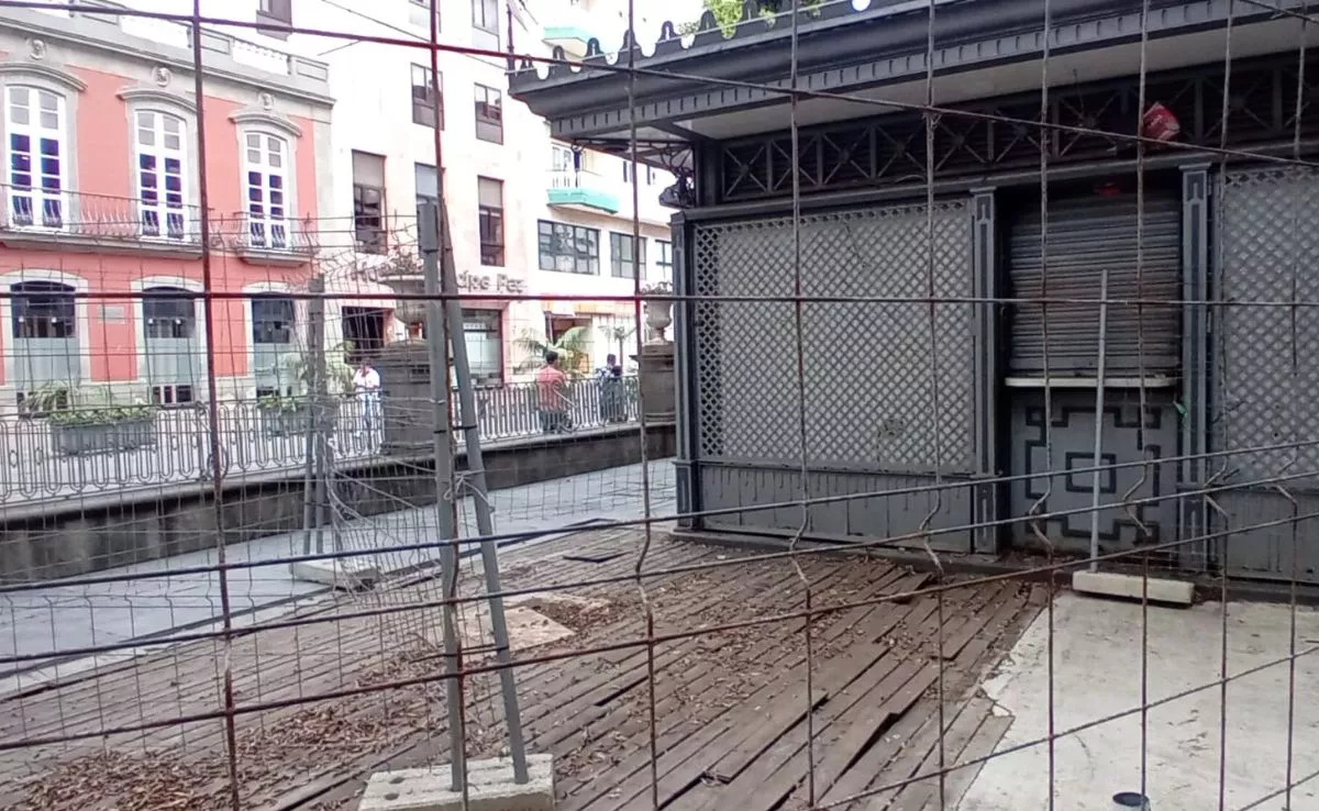 Imagen del quiosco de la plaza de El Príncipe y las tarimas de madera, bajo las que se encontró el nido de ratas |AH