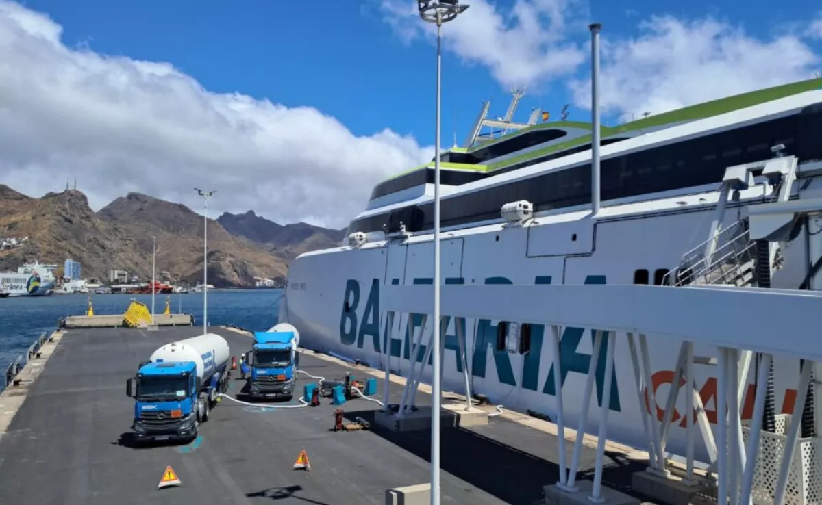 Momento de abastecimiento de gas natural licuado (GNL) mediante varios camiones cisterna conectados directamente a un barco / PUERTOS DE TENERIFE