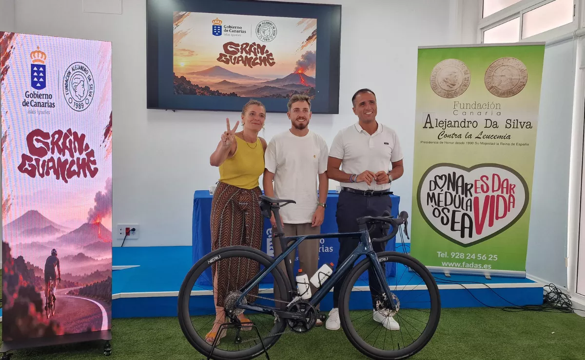 El deportista Lionell Sánchez junto al viceconsejero de Actividad Física y Deportes del Gobierno de Canarias, Ángel Sabroso, y la gerente de la Fundación Canaria Alejandro Da Silva, Mónica Santana / CEDIDA