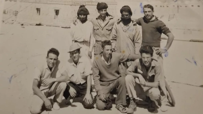 Imagen del padre de Luis González (1izq) junto a amigos canarios y saharauis en El Aaiún./ CEDIDA POR LUIS GONZÁLEZ Imagen del padre de Luis González (1izq) junto a amigos canarios y saharauis en El Aaiún./ CEDIDA POR LUIS GONZÁLEZ