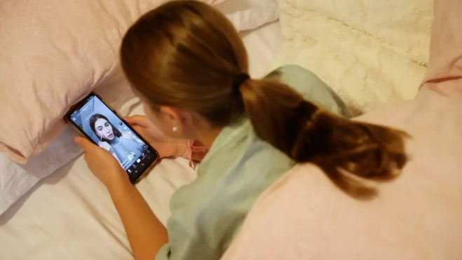 Una adolescente en la cama con el móvil / EFE Una adolescente en la cama con el móvil / EFE