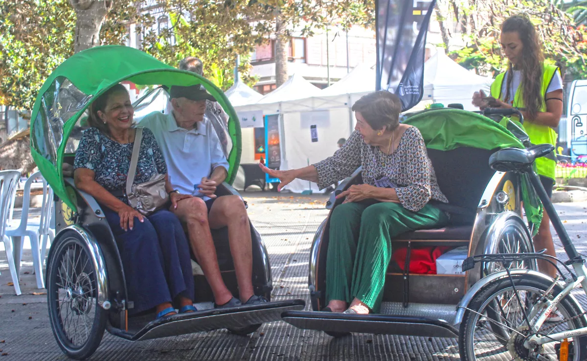 Varios beneficiarios del proyecto En bici sin edad, en Las Palmas de Gran Canaria. / ASOCIACIÓN MEJOR EN BICI