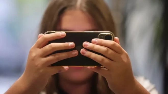 Una adolescente mira el móvil / EFE Una adolescente mira el móvil / EFE