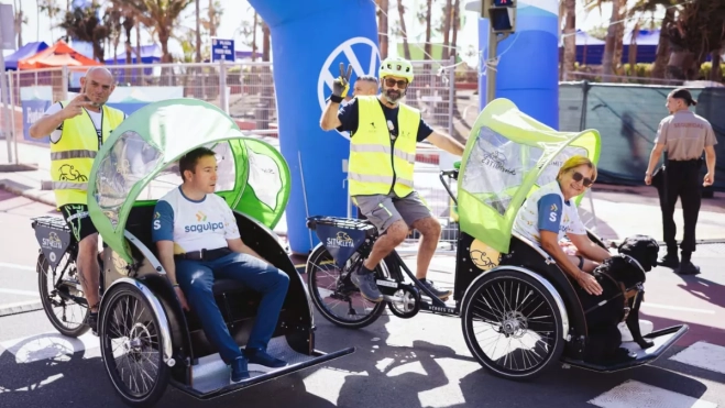 Dos de los triciclos del proyecto En bici sin edad, en pleno paseo por el parque San Telmo. / ASOCIACIÓN MEJOR EN BICI