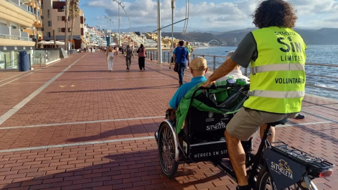 Los paseos de Bici sin edad también llegan a la paya de Las Canteras. / ASOCIACIÓN MEJOR EN BICI
