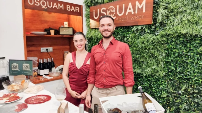 Carla Llarena y Gabriel Rosales, diseñadores y creadores de la marca Usquam Sports, en la tienda que acaban de abrir en Triana. / AH