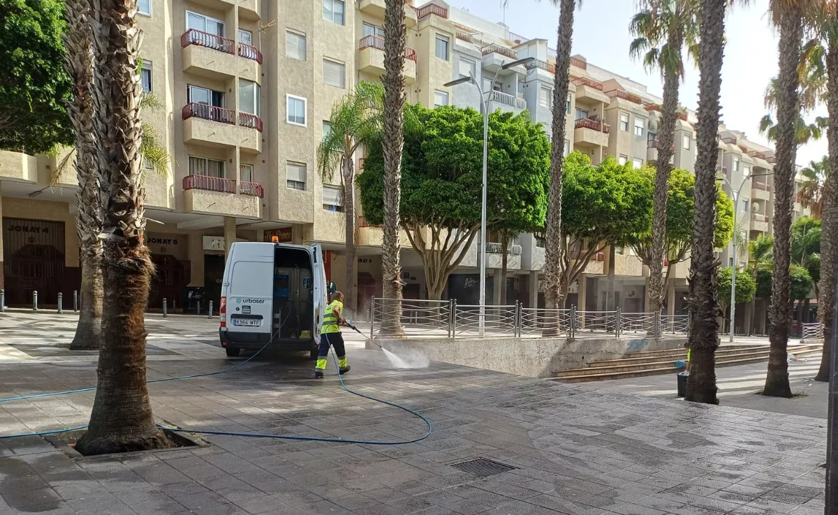 Equipo de limpieza actuando en la zona del Cuadrilatero / AYUNTAMIENTO DE LA LAGUNA