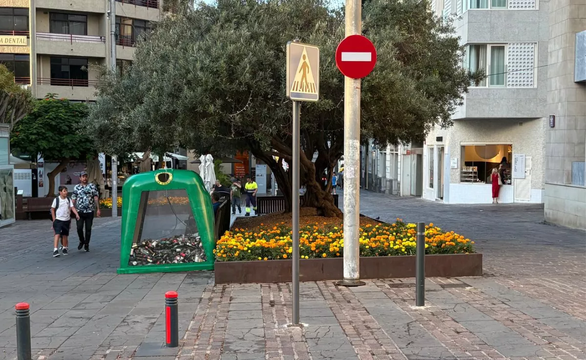 Contenedor de vidrio transparente / AYUNTAMIENTO DE SANTA CRUZ DE TENERIFE