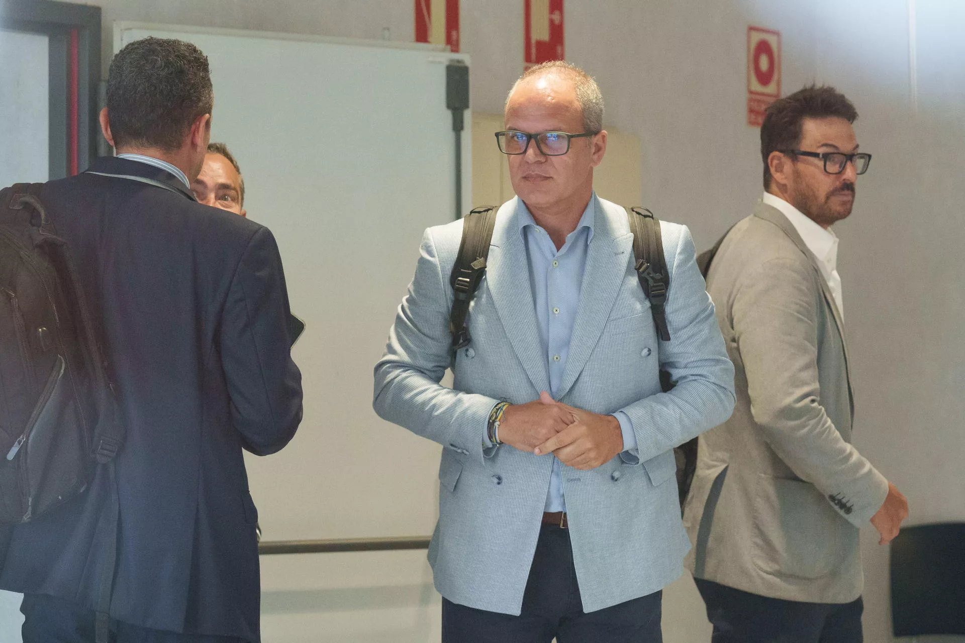 El director general de Costas del Gobierno de Canarias, Antonio Acosta (d). / RAMÓN DE LA ROCHA-EFE