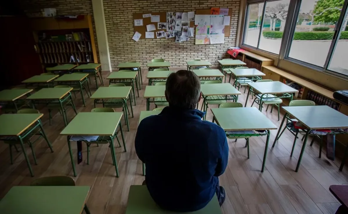 Imagen de un profesor en un aula vacía / EFE