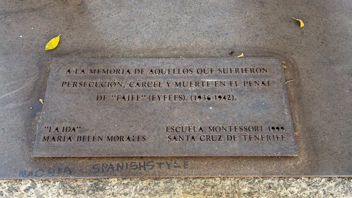 Inscripción en una escultura situada en la Avenida Reyes Católicos./ AH Inscripción en una escultura situada en la Avenida Reyes Católicos./ AH