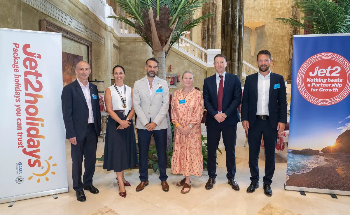 De izq a dcha, David Neill, Begoña Ramírez, José Alba, Andrea MacConnell, Adam Mulroy y Nick Louden / LOPESAN