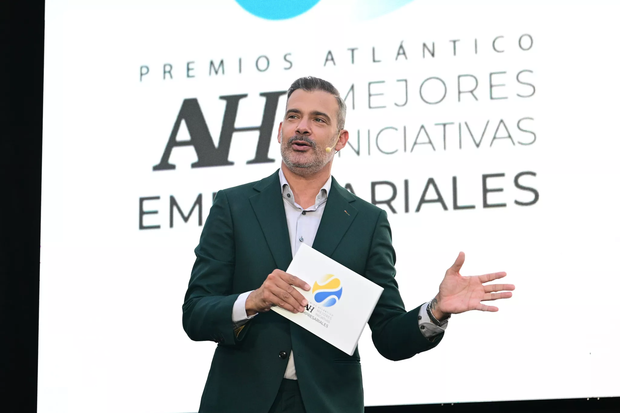 Dani Calero, presentador de los Premios a las Mejores Iniciativas Empresariales. / TONY HERNÁNDEZ