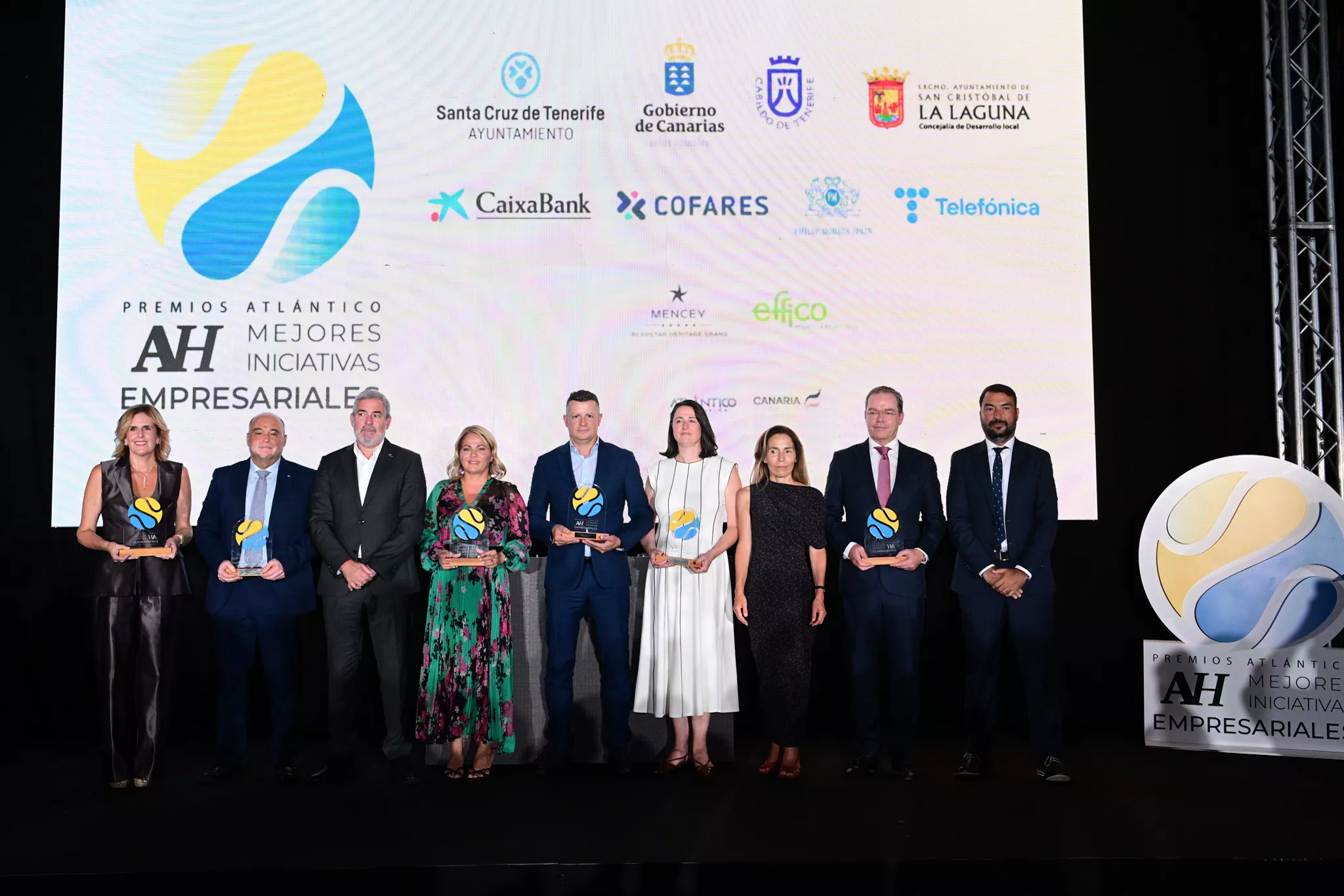 Los galardonados de los Premios a las Mejores Iniciativas Empresariales junto al presidente de Canarias, Fernando Clavijo, la presidenta de Atlántico Hoy, Eva Moll, y el director de Atlántico Hoy, Martín Alonso. / TONY HERNÁNDEZ