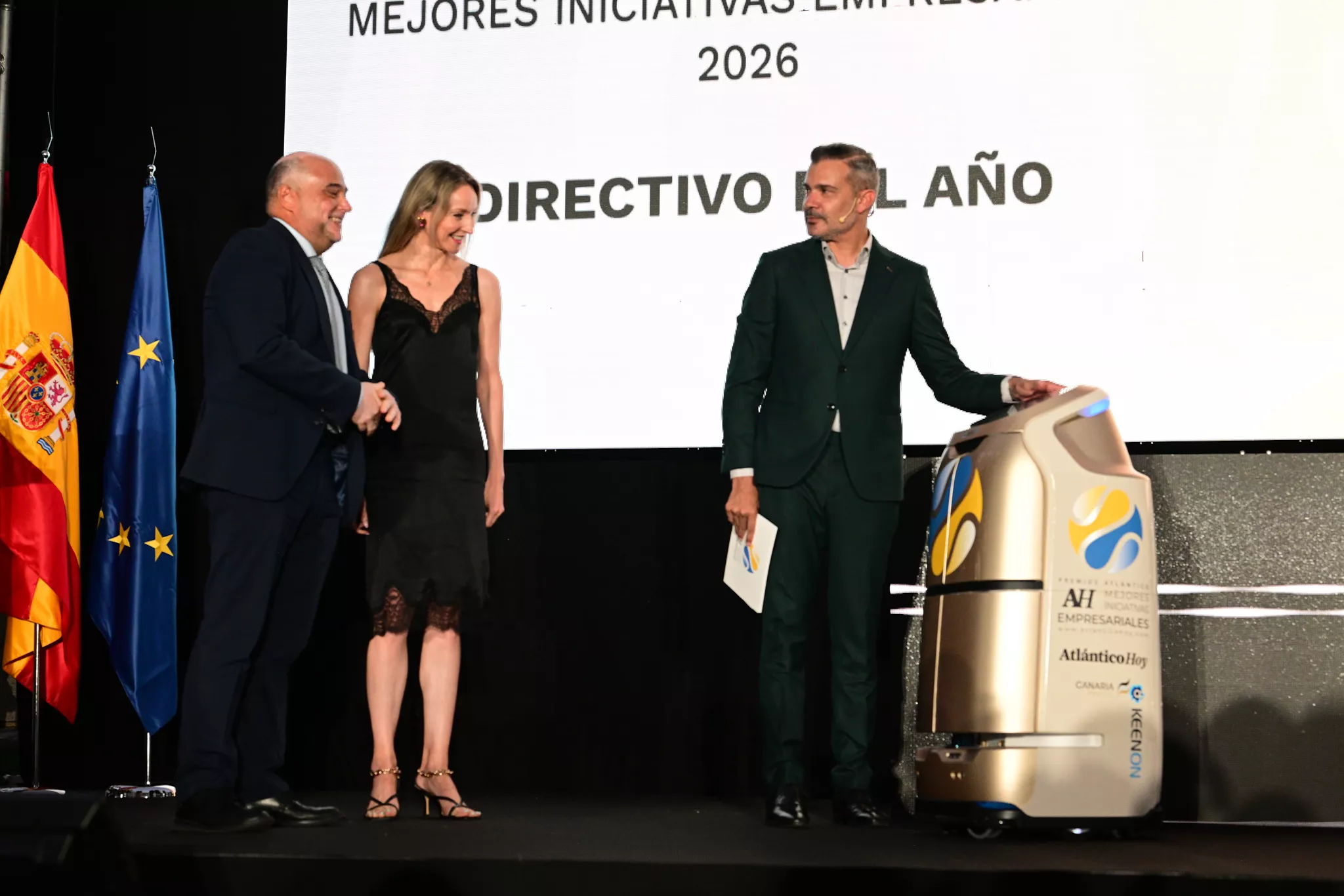 Jorge Escuder, ganador del premio a Directivo del Año, Ana Quintanilla, directora general de Philip Morris International en Canarias y el presentador Dani Calero. / TONY HERNÁNDEZ
