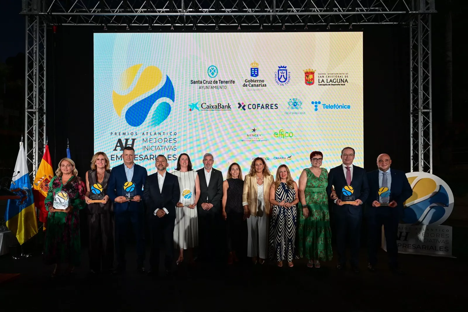 Los galardonados de los Premios a las Mejores Iniciativas Empresariales junto a las autoridades / TONY HERNÁNDEZ