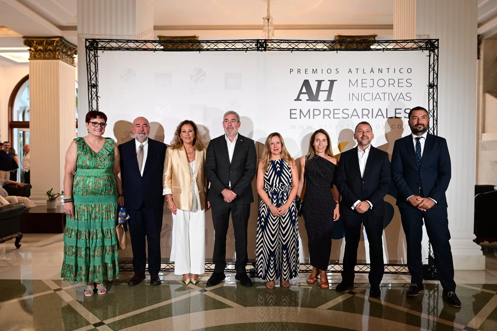De izquierda a derecha Candelaria Delgado, Xavier Salvador, Astrid Pérez, Fernando Clavijo, Rosa Dávila, Eva Moll de Alba, José Manuel Bermúdez y Martín Alonso. / TONY HERNÁNDEZ