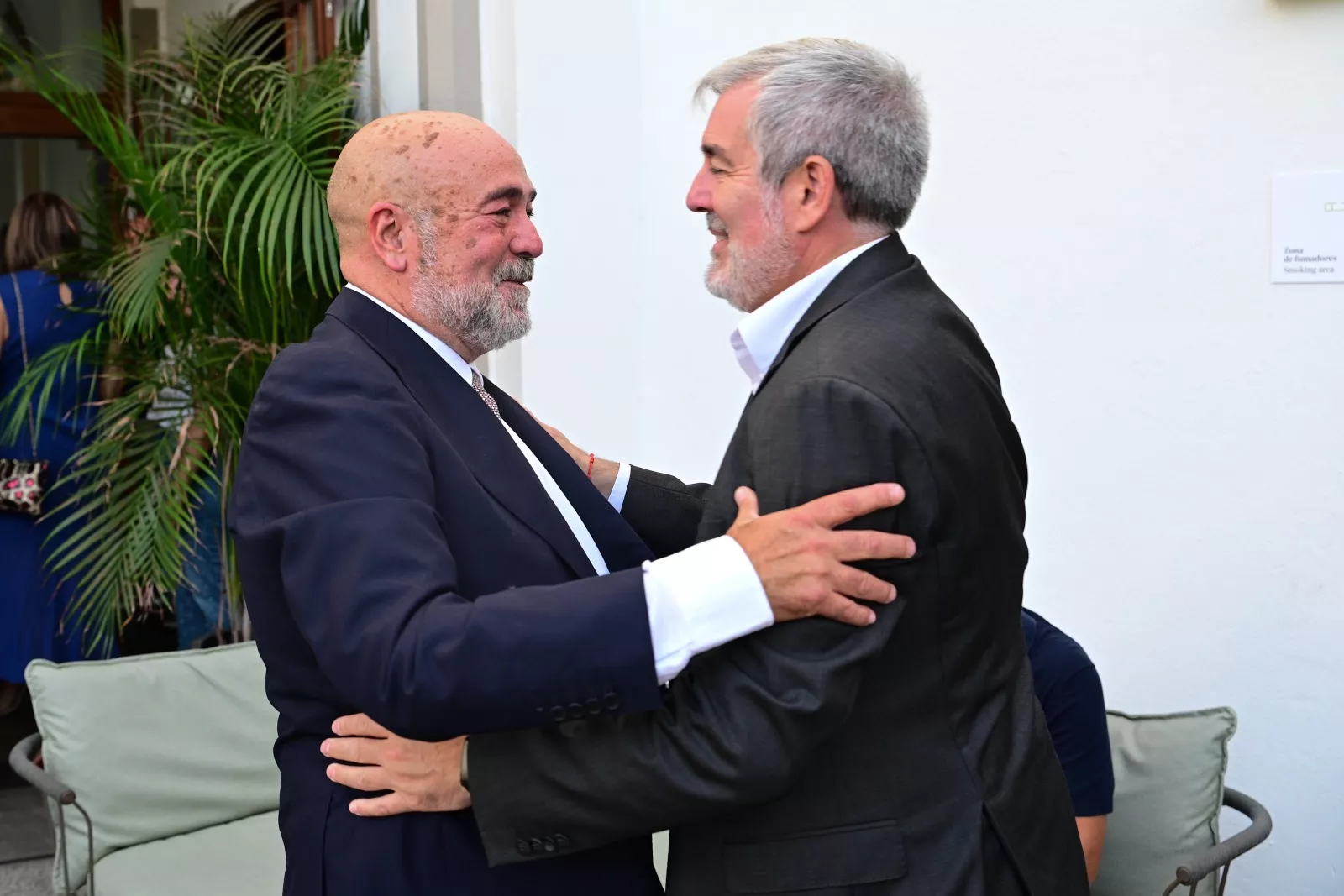 Xavier Salvador, CEO de Atlántico Hoy, junto al presidente del Gobierno de Canarias, Fernando Clavijo. / TONY HERNÁNDEZ