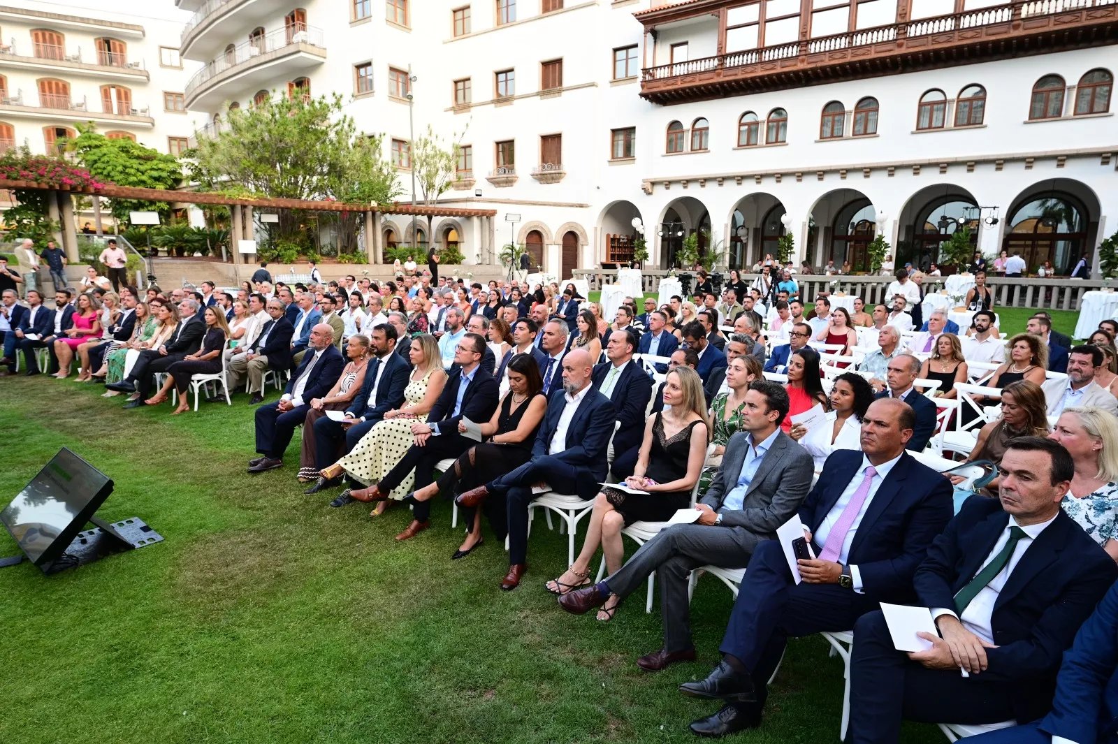 Los invitados durante la celebración de los  Premios a las Mejores Iniciativas Empresariales. / TONY HERNÁNDEZ