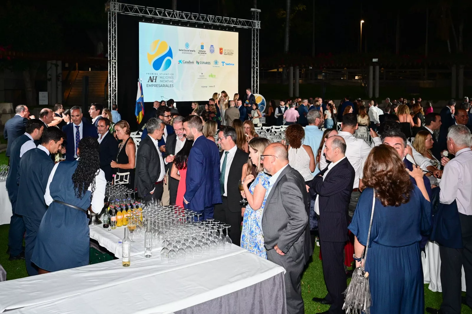 Los invitados disfrutan del cóctel en los Premios a las Mejores Iniciativas Empresariales. / TONY HERNÁNDEZ