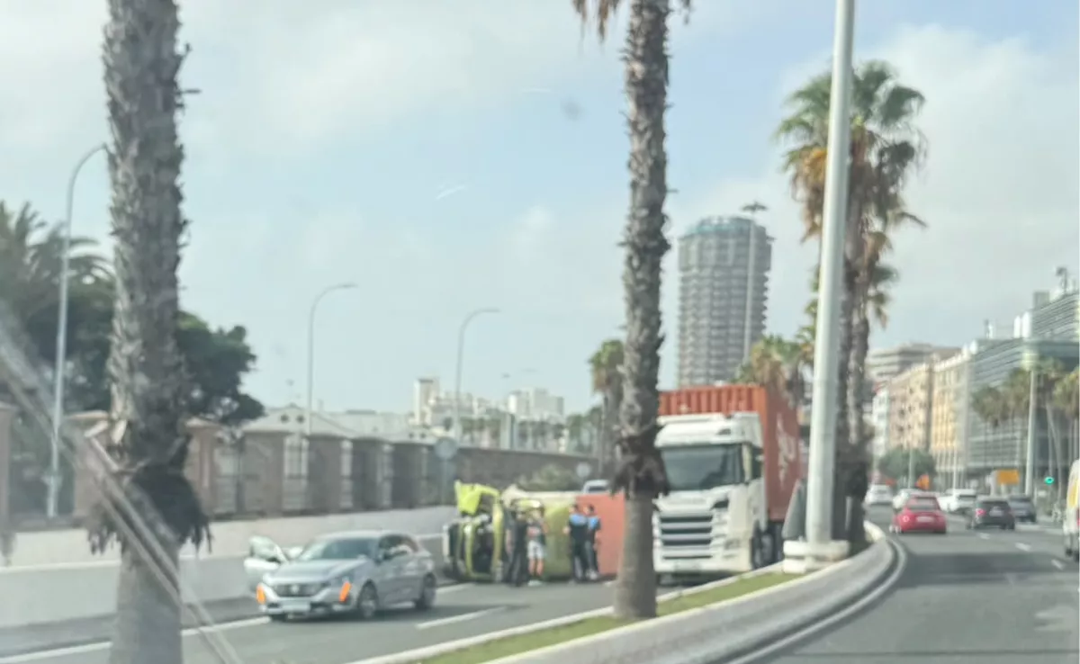 Un camionero resulta herido grave tras sufrir un vuelco en la Avenida Marítima de Las Palmas de Gran Canaria. / CEDIDA