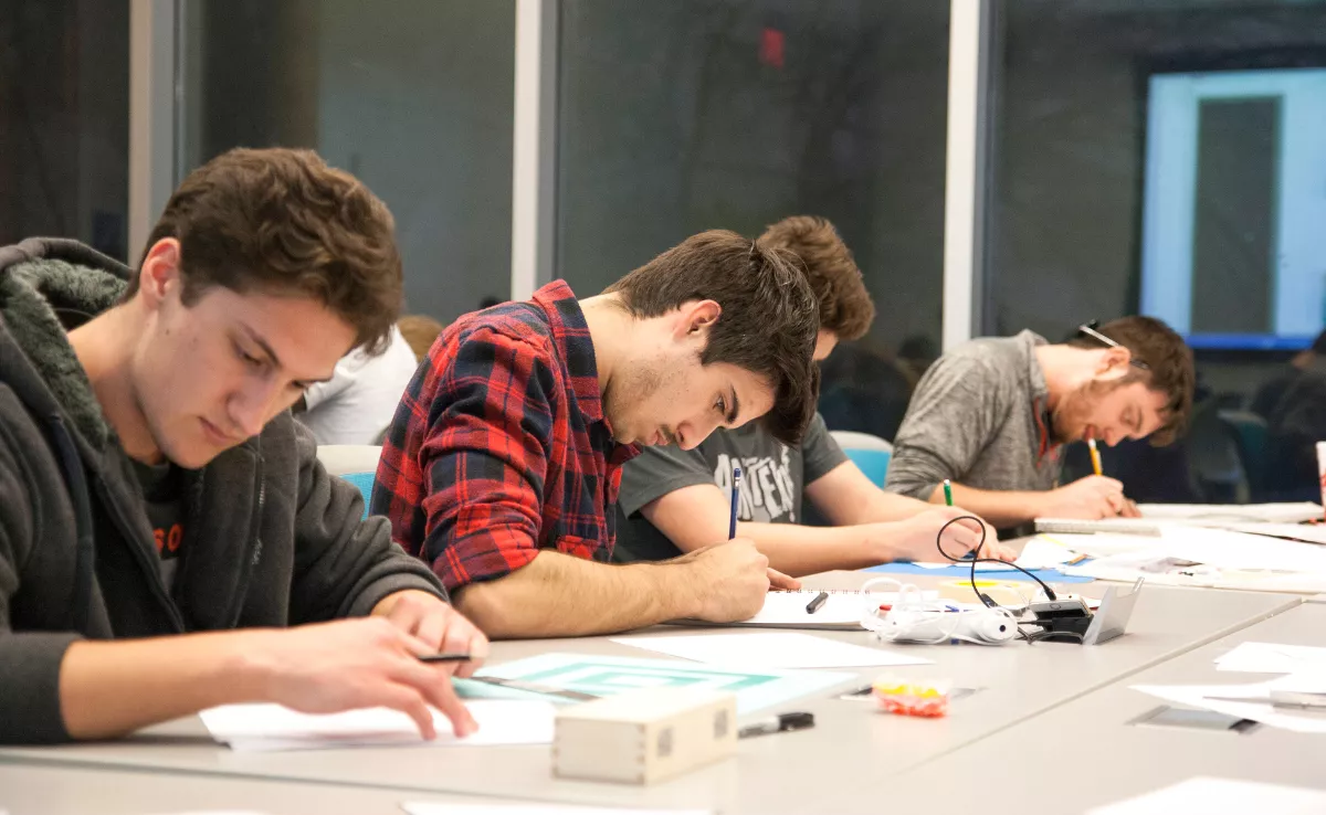 Imagen de unos estudiantes en clase / CANVA