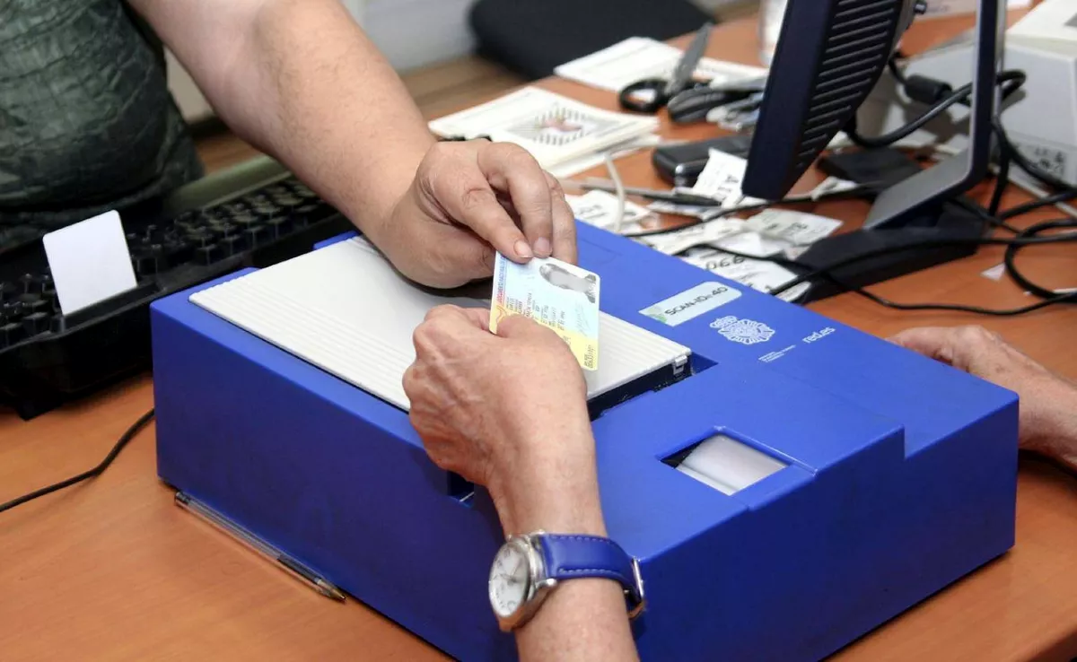 Imagen de una persona renovando el DNI / EFE