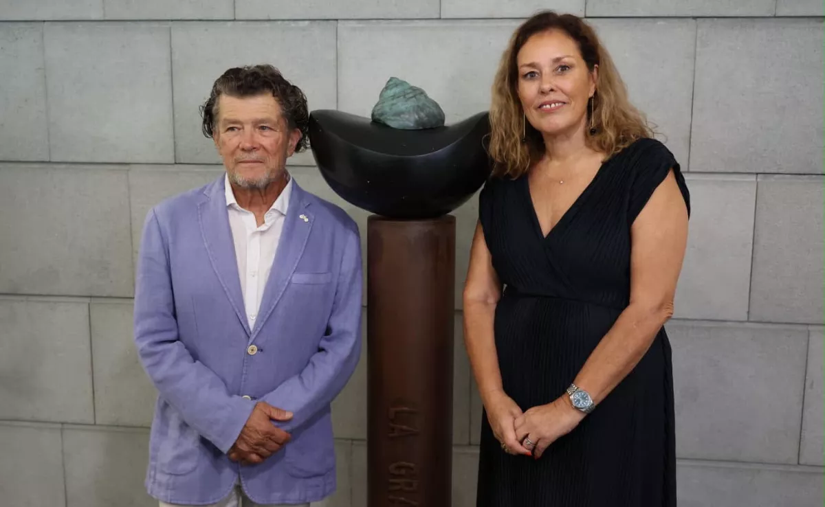 El artista lanzaroteño Paco Curbelo junto a la presidenta del Parlamento de Canarias, Astrid Pérez. / CEDIDA