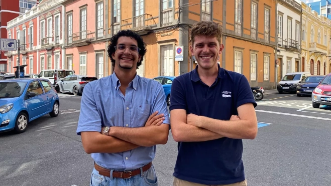 Gabriel de la Torre y Carles Martínez, creadores de HablaTaxi junto a su compañero José Luis Perdomo / ARIADNA MARTÍNEZ - ATLÁNTICO HOY