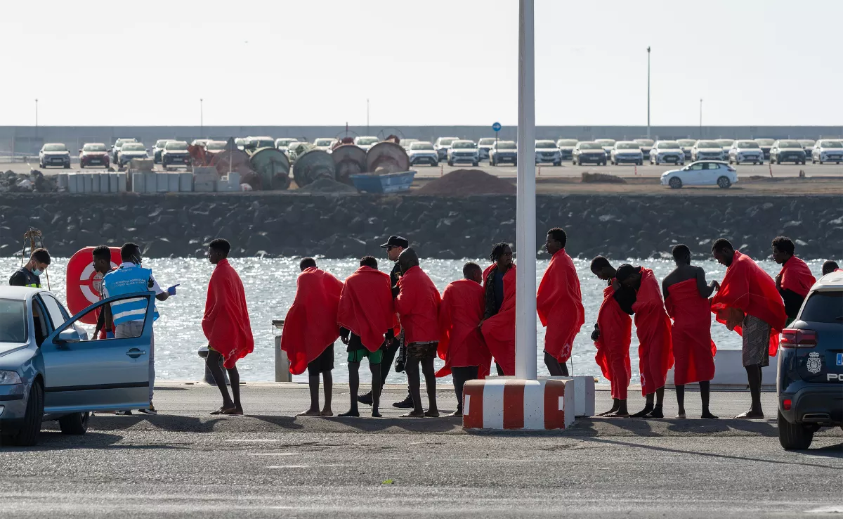 Una lancha neumática con 82 ocupantes de origen subsahariano a bordo que ha sido rescatada por Salvamento Marítimo esta madrugada a 131 kilómetros al nordeste de Lanzarote / EFE
