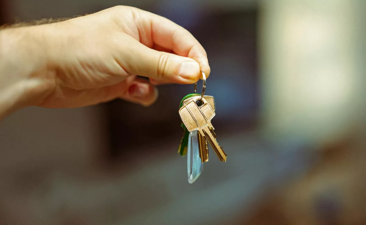 Imagen de una persona con la llave de una vivienda. / CANVA