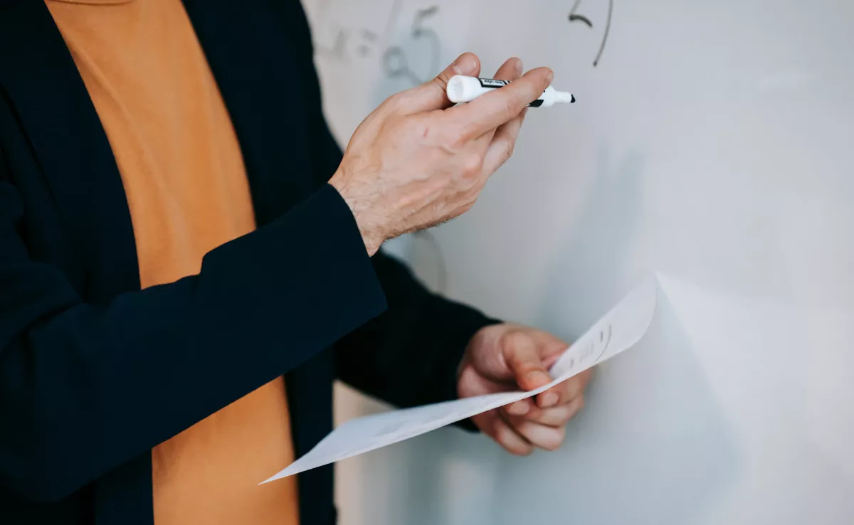 Imagen de un profesor dando clase. / CANVA