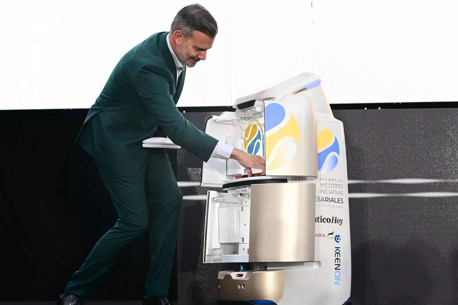 Dani Calero recoge un premio del robot asistente durante la gala Mejores Iniciativas Empresariales de Atlántico Hoy./ TONY HERNÁNDEZ Dani Calero recoge un premio del robot asistente durante la gala Mejores Iniciativas Empresariales de Atlántico Hoy./ TONY HERNÁNDEZ