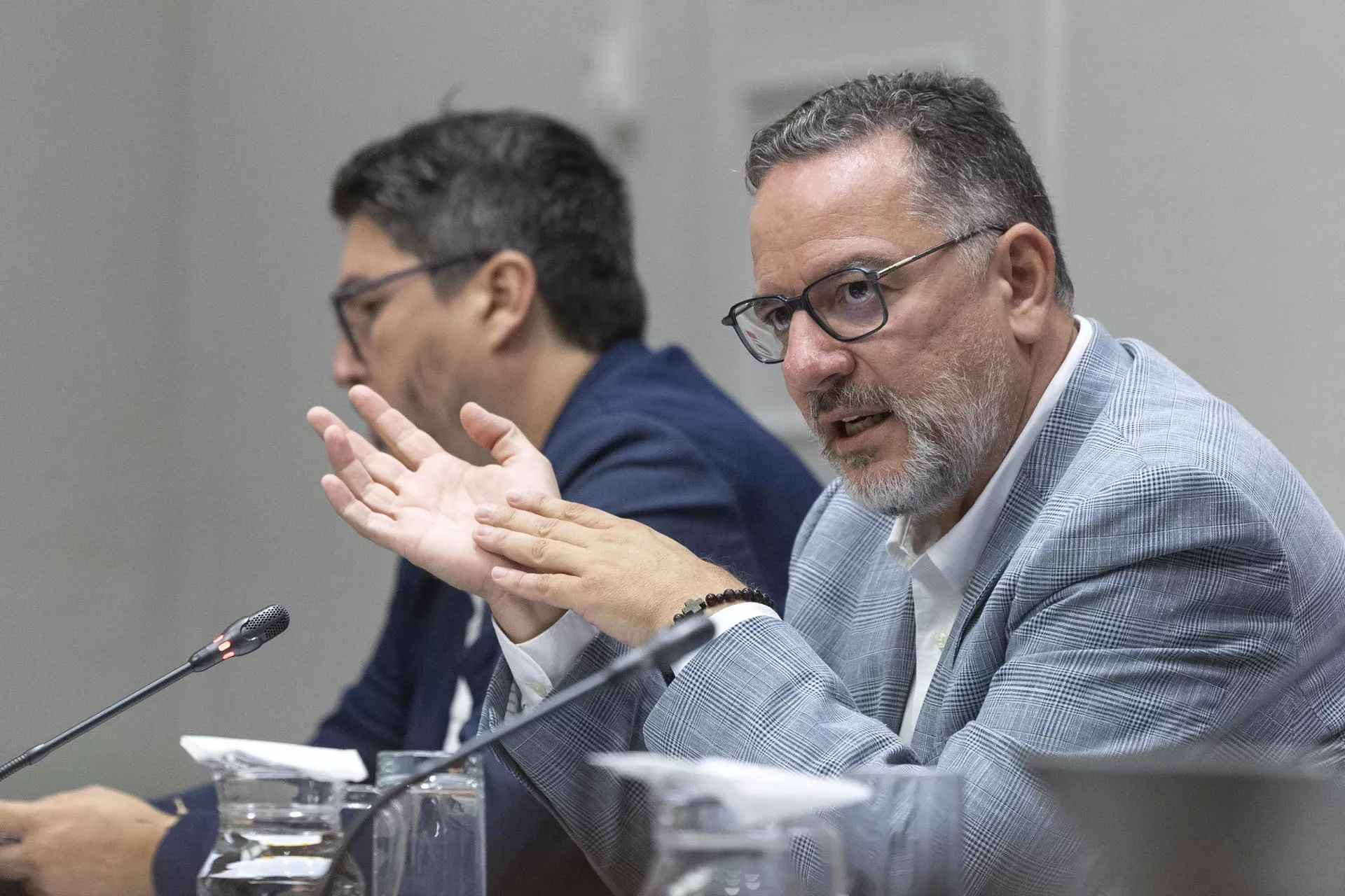 El consejero de Educación, Poli Suárez, en el Parlamento de Canarias. / EFE - MIGUEL BARRETO
