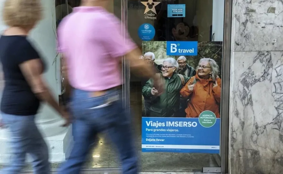 Un cartel que promociona viajes del Imserso / EFE